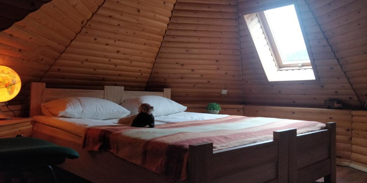 Двомісний номер із 2 односпальними ліжками та спільною ванною кімнатою